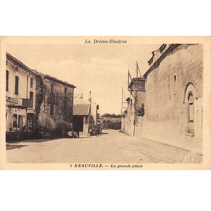 REAUVILLE - La grande Place - très bon état