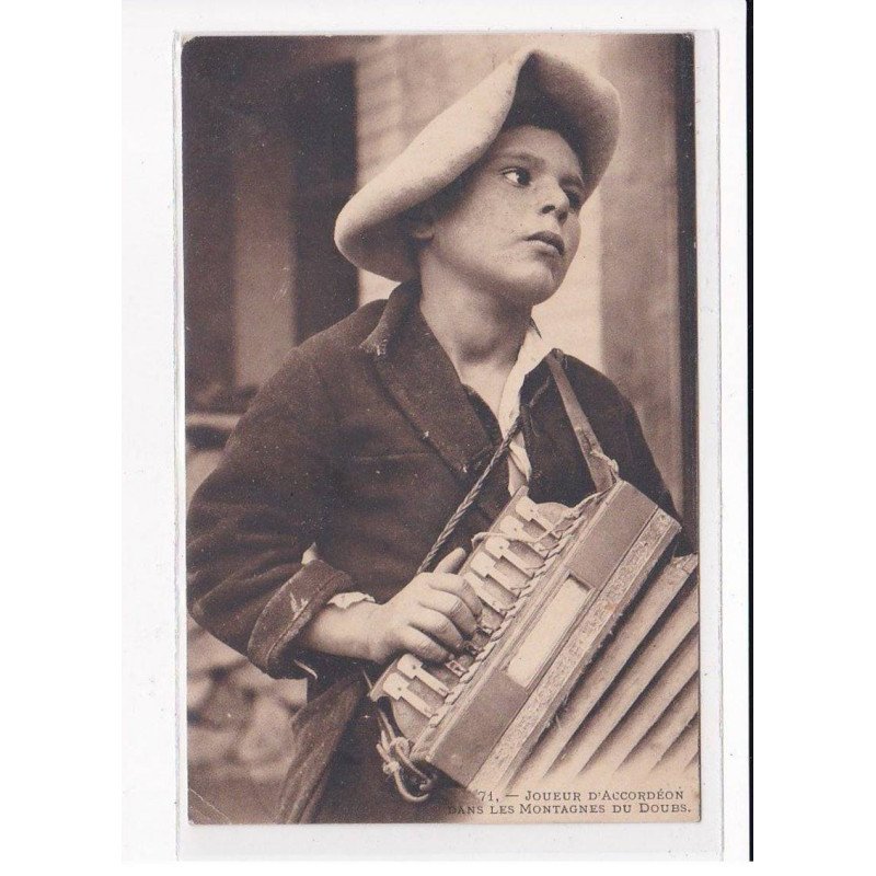 Joueur d'accordéon dans les Montagnes du Doubs - état