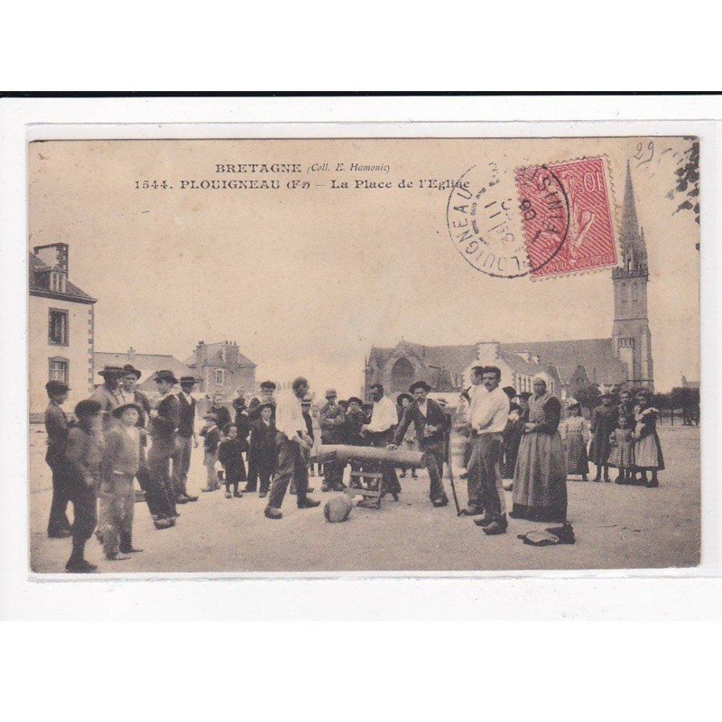 PLOUIGNEAU : La Place de l'Eglise, Scieurs de Bois - état