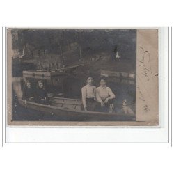 SAINT DENIS - CARTE PHOTO - Jeunes filles et leurs chiens sur une barque  - très bon état