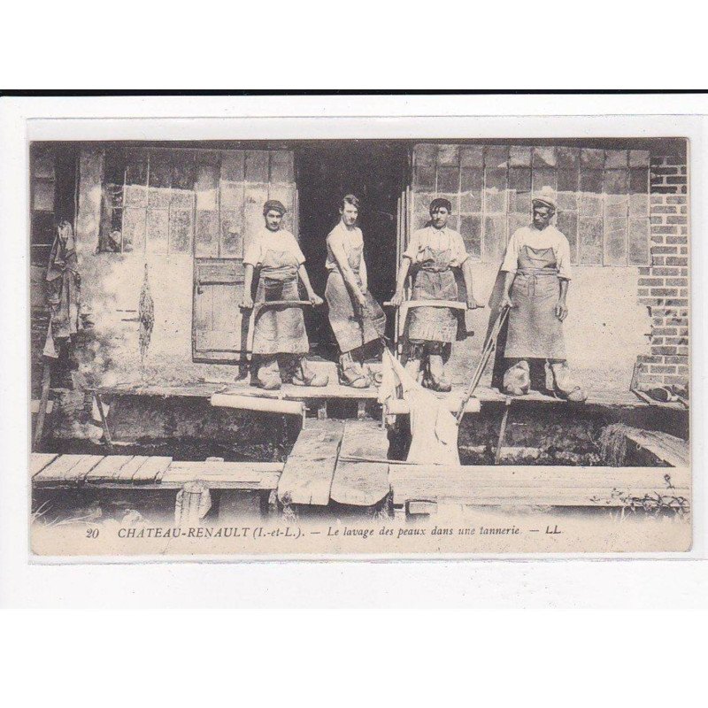 CHATEAU-RENAULT : Le lavage des peaux dans une tannerie - état (Déchirure)