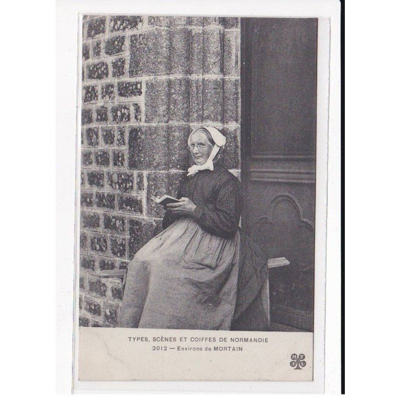 Environs de MORTAIN : Types Scènes et Coiffes de Normandie, Une femme en pleine lecture - très bon état