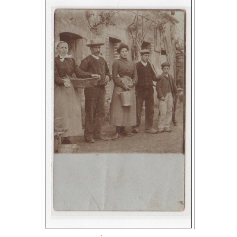 LE BREIL SUR MERIZE : carte photo d'habitants locaux - très bon état