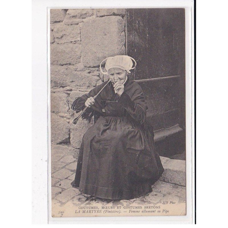 LA MARTYRE : Femme allumant sa Pipe, C.M.C.B - très bon état