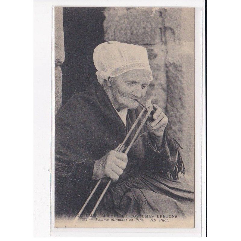 Femme allumant sa Pipe, C.M.C.B - très bon état