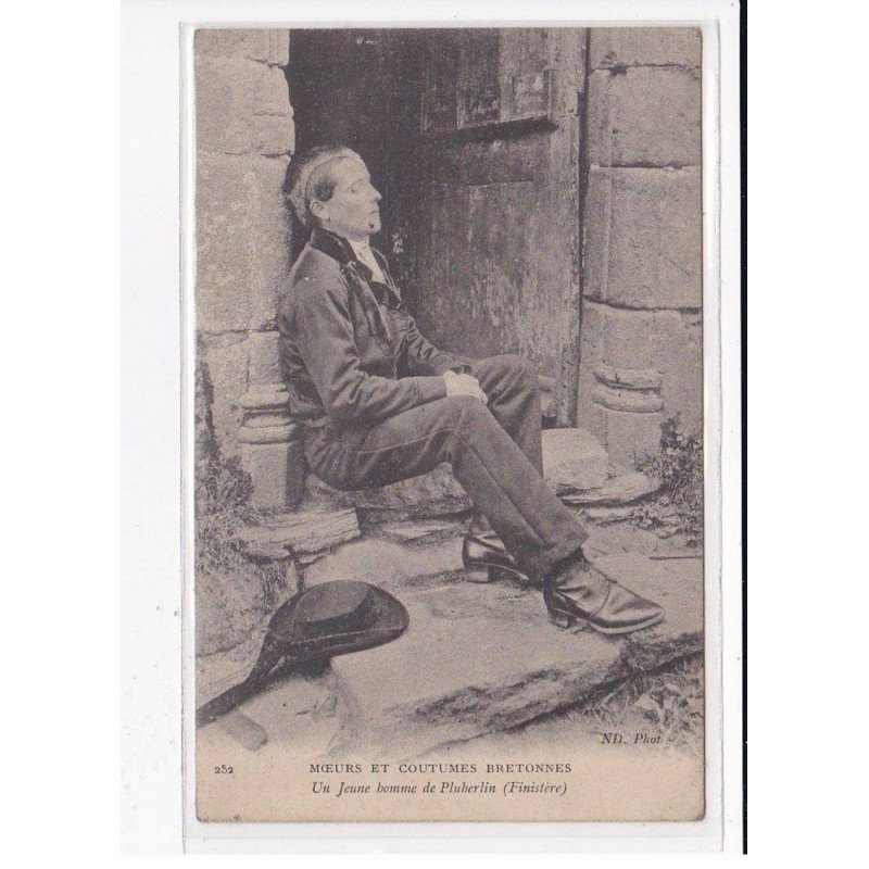 PLUHERLIN : Un jeune homme du village, C.M.C.B - très bon état