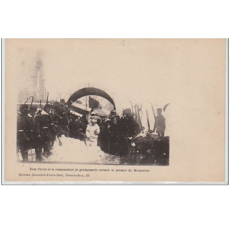 événements de la Grande Chartreuse - Dom Clovis et le commandant de gendarmerie sortant du monastère - très bon état