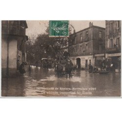 BEZIERS : carte photo des inondations en 1907 - les véhicules transportant les inondés - bon état (traces au verso)