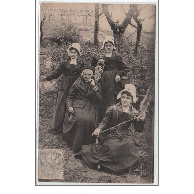 LE CANTAL PITTORESQUE : groupe de fileuses - très bon état