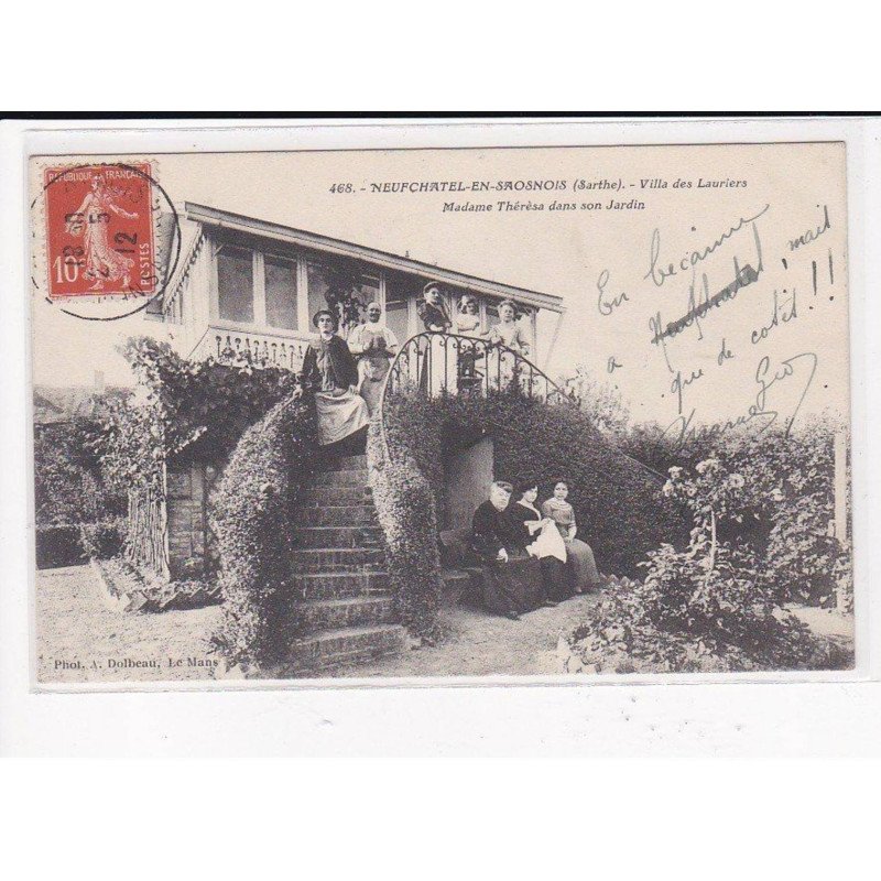 NEUFCHATEL-en-SAOSNOIS : Villa des Lauriers, Madame Thérèsa dans son jardin - très bon état