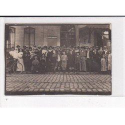 PARIS : La pose pour la photo - très bon état