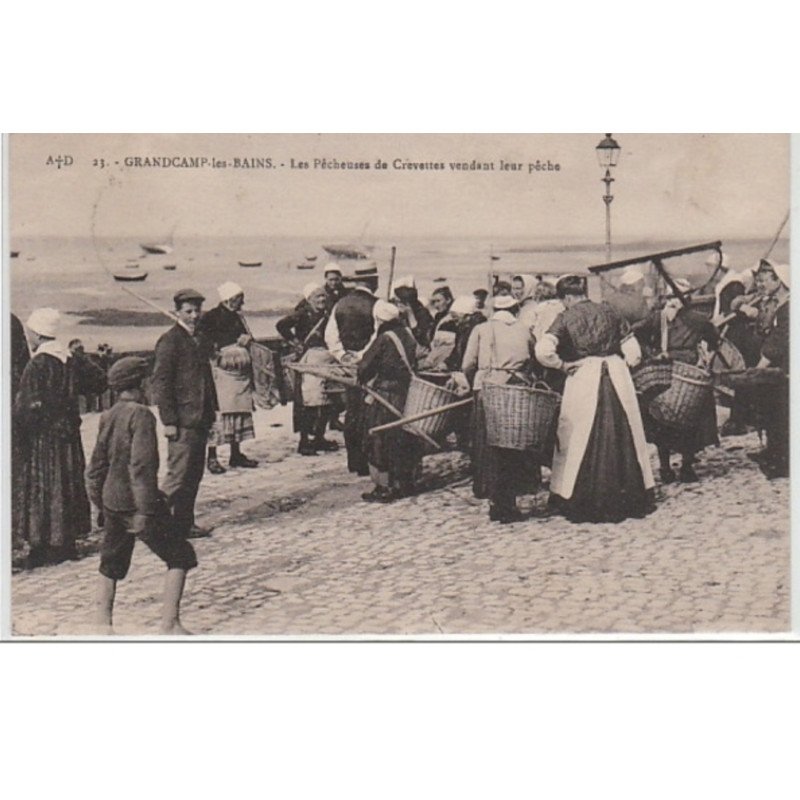 GRANDCAMP LES BAINS : pêcheuses de crevettes vendant leur pêche - très bon état