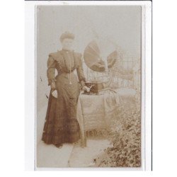 LA ROCHELLE : carte photo d'une femme écoutant le phonographe - très bon état