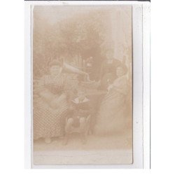 LA ROCHELLE : carte photo d'une scène de famille écoutant le phonographe - très bon état