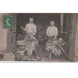 Atelier de sabotiers dans l'arrondissement d' ESPALION - très bon état