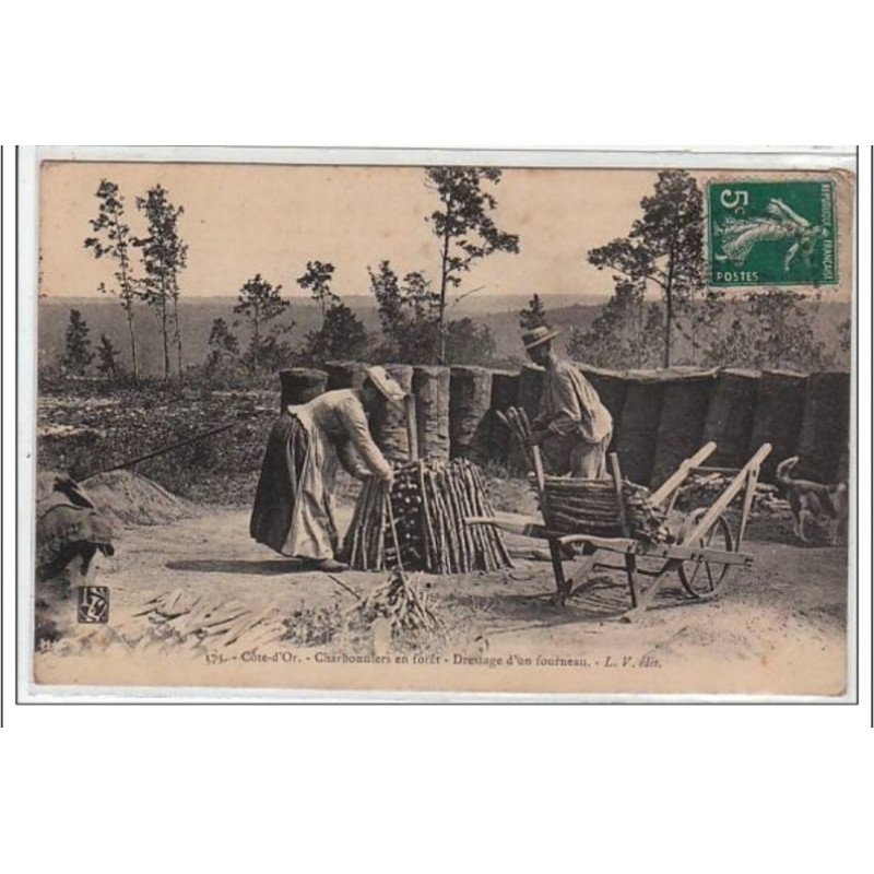 COTE D'OR : charbonniers en forêt - dressage d'un fourneau - état