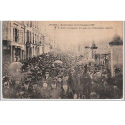 ANGERS : manifestation en 1906 - la foule accompagne à la gare les séminaristes expulsés - bon état (coins légèrement ar