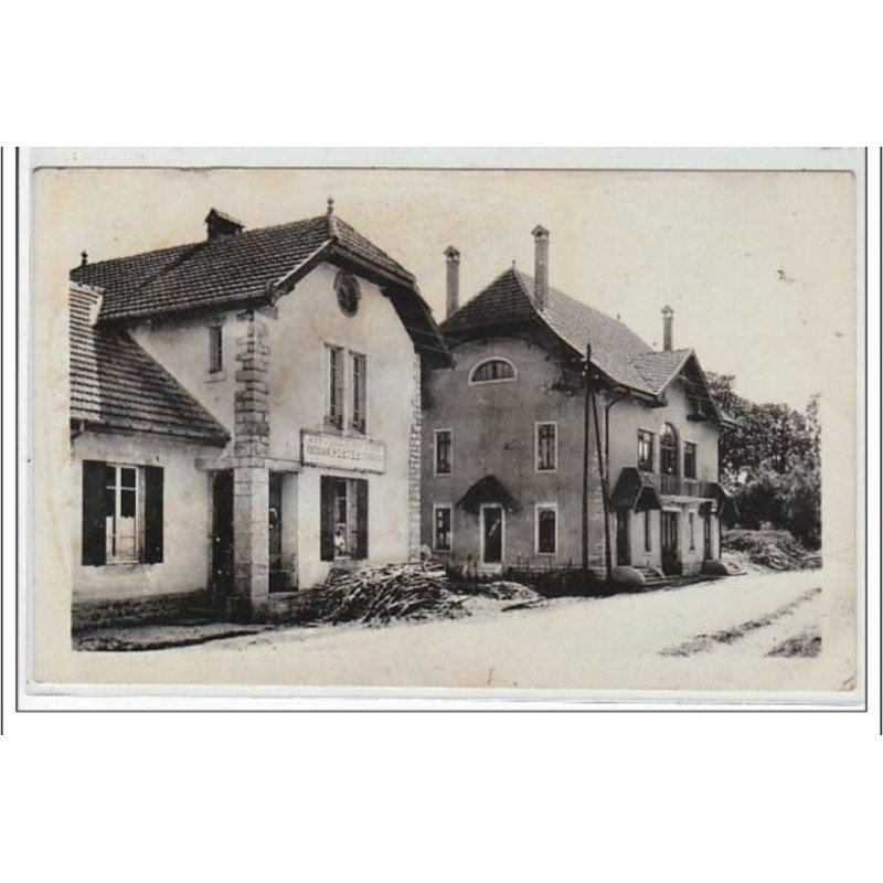 ARC SOUS MONTENOT : bureau de poste et salle des fêtes - très bon état