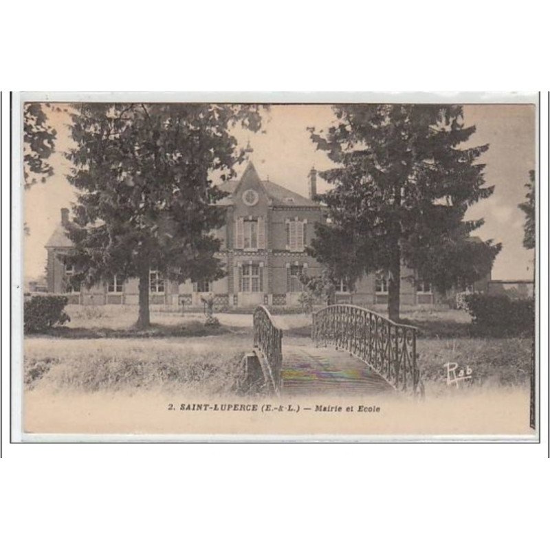 SAINT LUPERCE : mairie et école - très bon état