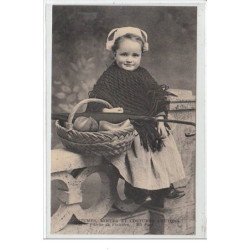 COUTUMES, MOEURS ET COSTUMES BRETONS : fillette du Finistère - très bon état