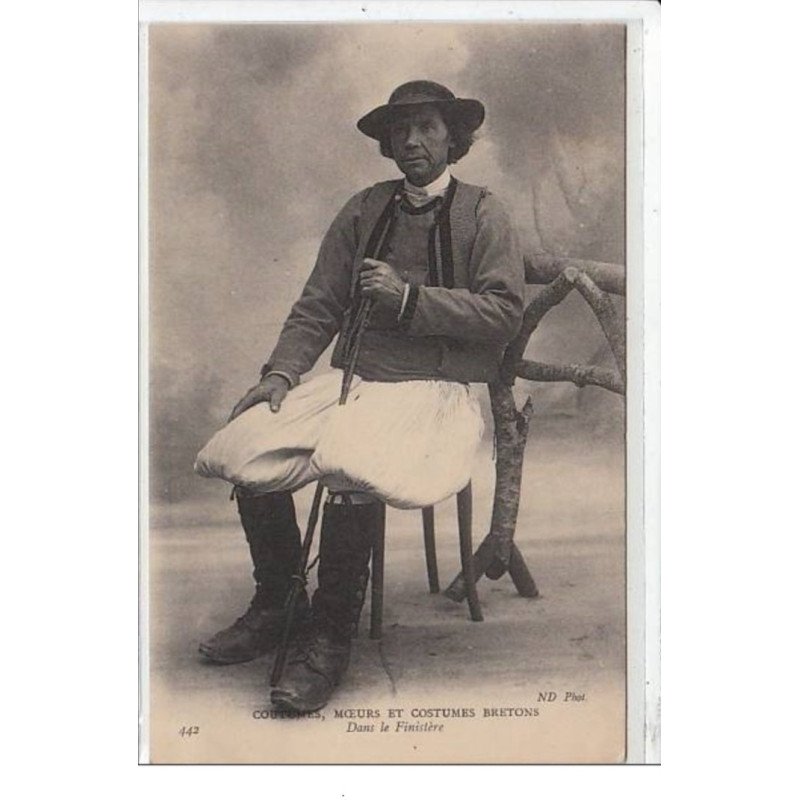 COUTUMES, MOEURS ET COSTUMES BRETONS : dans le Finistère - très bon état