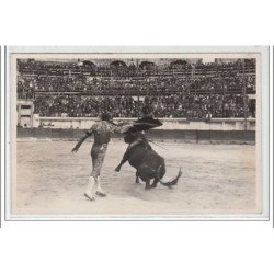 NIMES : corrida le 3 octobre 1937 - Martial Lalanda à la muleta un pase de pecho - CARTE PHOTO - très bon état