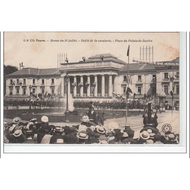 TOURS - Revue du 14 Juillet - défilé de la cavalerie - place du Palais de Justice - très bon état