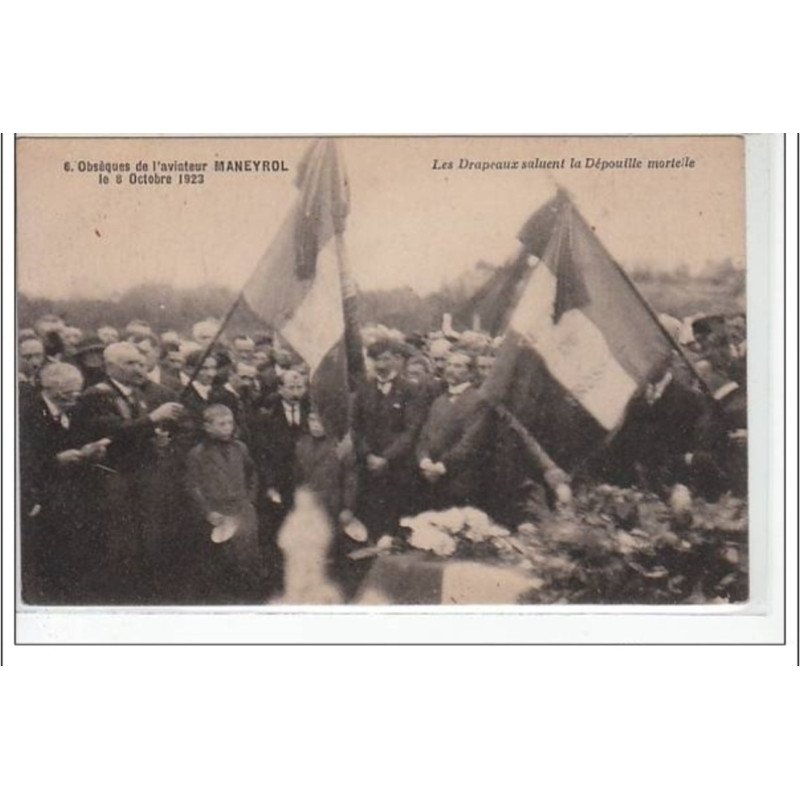 Les obsèques de l'aviateur Maneyrol le 8 octobre 1923 - Les drapeaux saluent la dépouille mortelle - très bon état