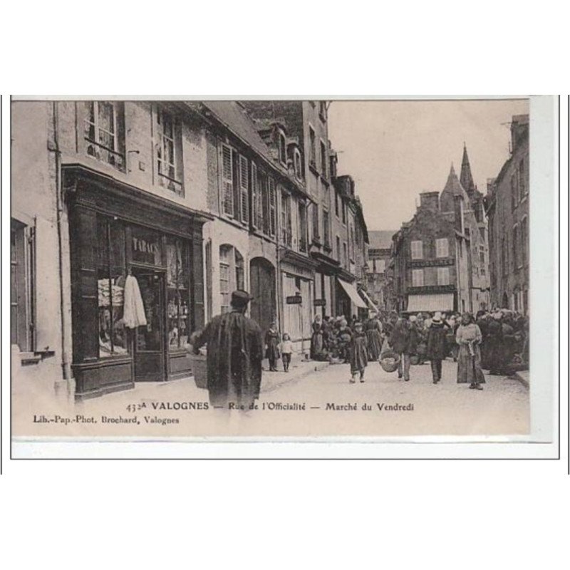 VALOGNES - Rue de l'Officialité - marché du vendredi - très bon état VALOGNES - Rue de l'Officialité - marché du vendredi - très bon état