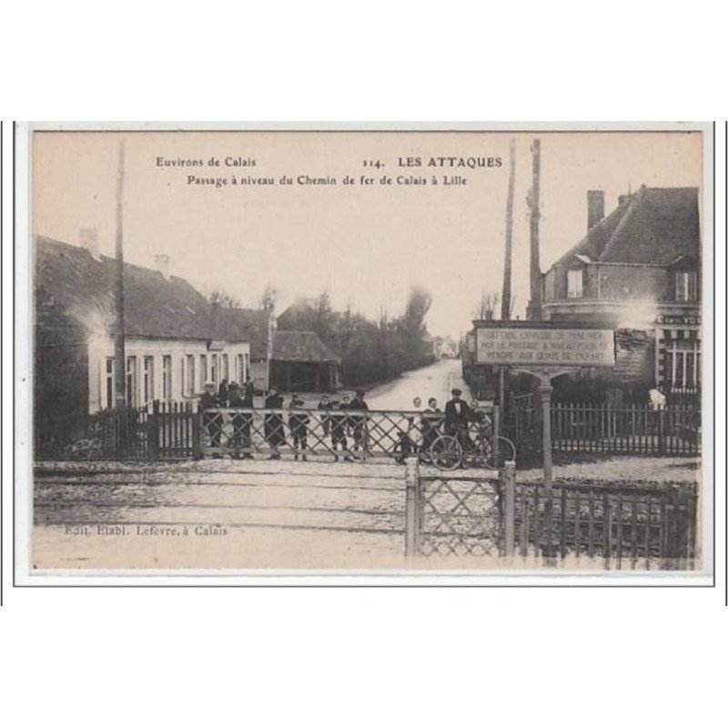 LES ATTAQUES : passage à niveau du chemin de fer de Calais à Lille - environs de Calais -  très bon état