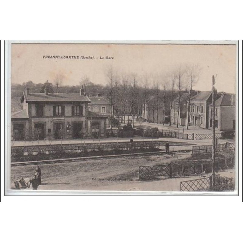 FRESNAY SUR SARTHE : la gare - très bon état