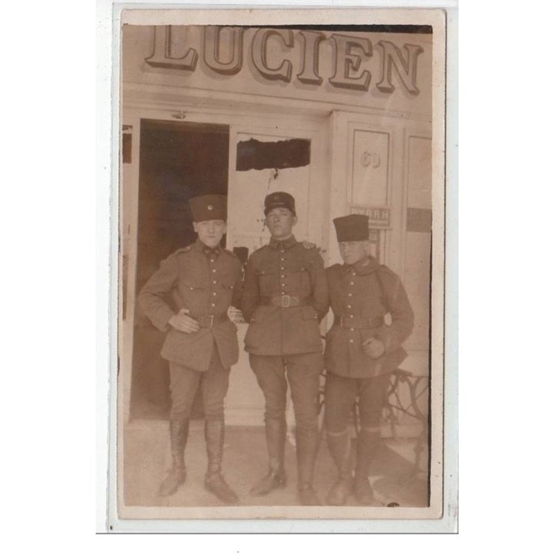 MARSEILLE : carte photo de militaires devan le bar """"chez Lucien"""" en 1930 - très bon état