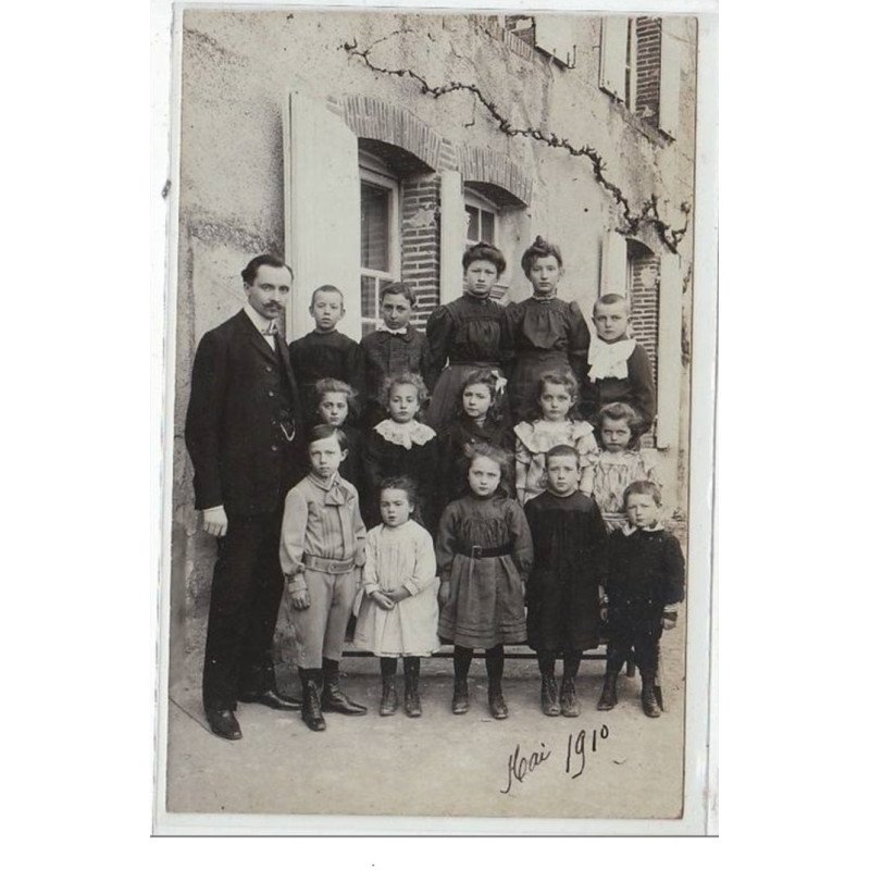 PEAS : carte photo des élèves devant leur école vers 1910 - très bon état