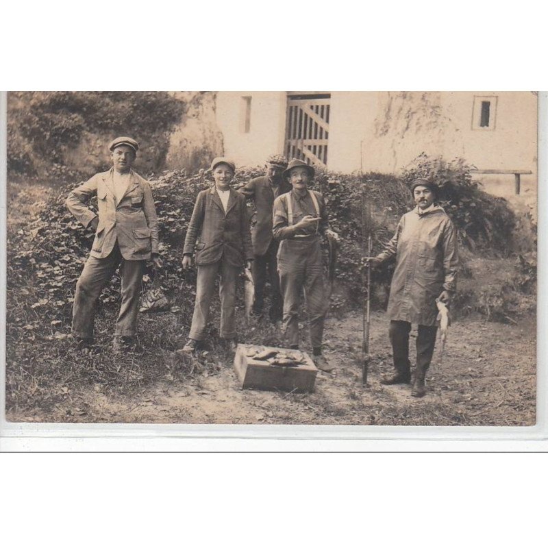 carte photo de pêcheurs (envoyée de LA CHARTRE SUR LE LOIR) - très bon état