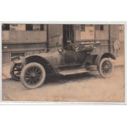 VINCENNES : une automobile devant le bureau de Poste en 1923 - bon état (un coin plié et un léger pli)