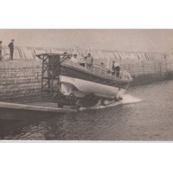 ILE DE GROIX : carte photo du lancement du bateau de sauvetage vers 1950 - très bon état