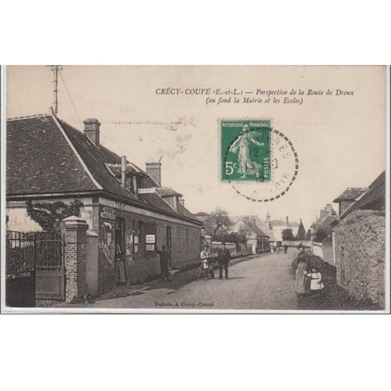 CRECY COUVE : le facteur devant le tabac sur la route de Dreux - très bon état