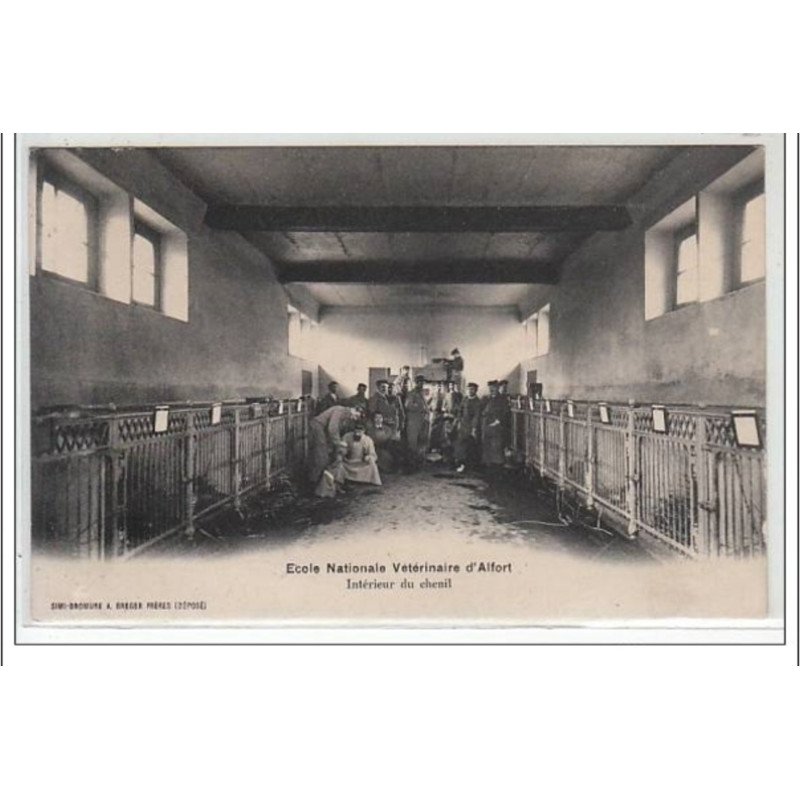 MAISONS ALFORT : Ecole Nationale Vétérinaire d'Alfort - intérieur du chenil - très bon état