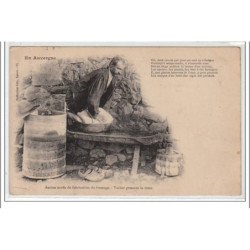 EN AUVERGNE : ancien mode de fabrication du fromage - vacher pressant la tome - très bon état