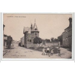 LAUNOIS : place de la mairie - très bon état