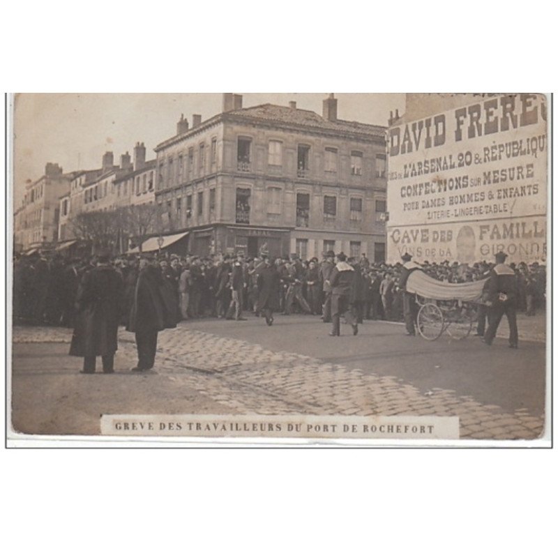ROCHEFORT SUR MER : carte photo de la grève des travailleurs du port - très bon état