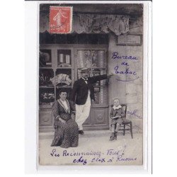 RUOMS : carte photo du bureau de tabac et vendeur de cartes postales en 1905 - très bon état