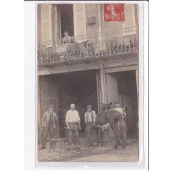DECIZE : carte photo de l'atelier du maréchal ferrant Louis Richard sur la place du champ de foire - état (un coin plié)