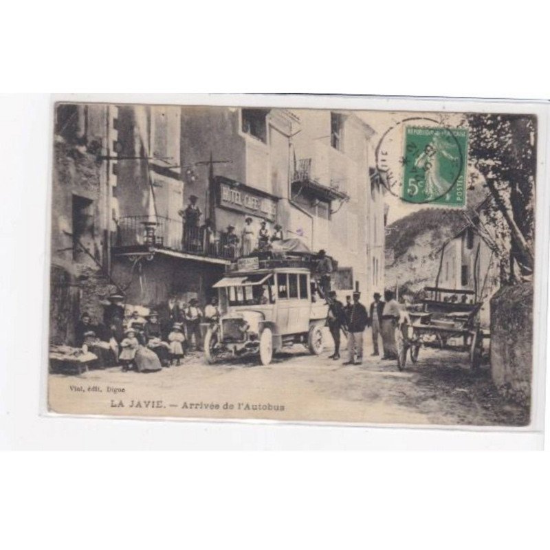 BARCELONNETTE - La Javie - Arrivée de l'autobus - état BARCELONNETTE - La Javie - Arrivée de l'autobus - état