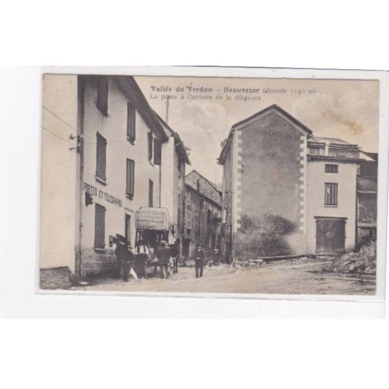 VALLEE DU VERDON - BEAUVEZER - la poste à l'arrivée de la diligence  - très bon état