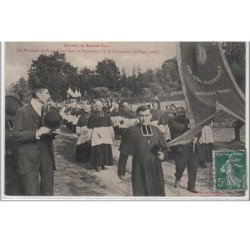 BENOITE VAUX : les hommes du Sacré Coeur dans la procession de Saint Sacrement en 1908 - très bon état