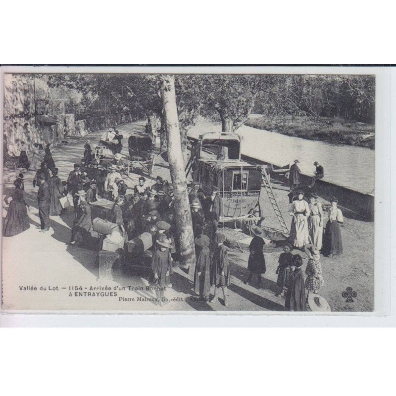 ENTRAYGUES: arrivée d'un train Bonnet  (diligence) - très bon état