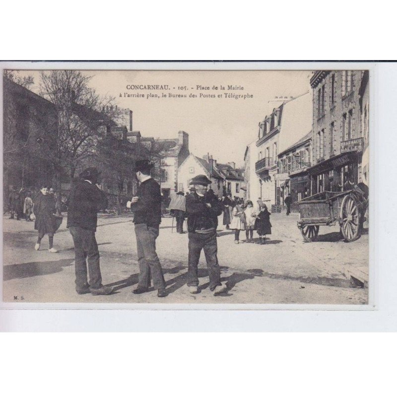 CONCARNEAU: place de la mairie à l'arrière plan, le bureau des postes et télégraphe - très bon état