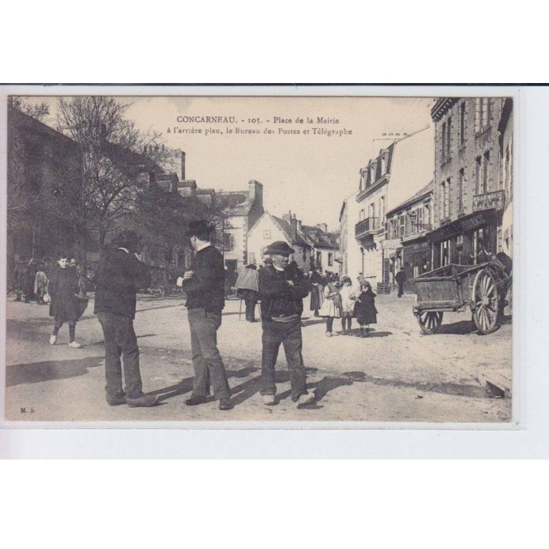 CONCARNEAU: place de la mairie à l'arrière plan, le bureau des postes et télégraphe - état