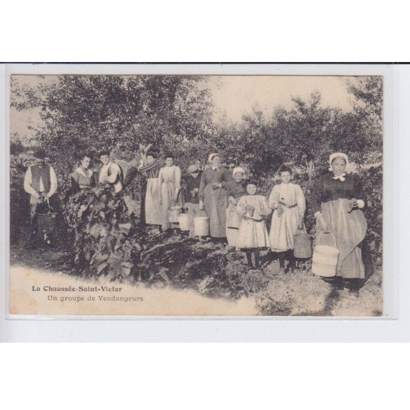 LA-CHAUSSEE-SAINT-VICTOR: un groupe de vendangeurs - état